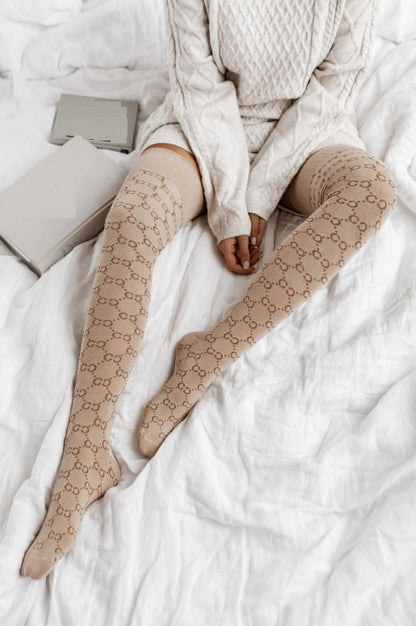 Damen Overknee Socken mit geometrischem CC Muster - Beige