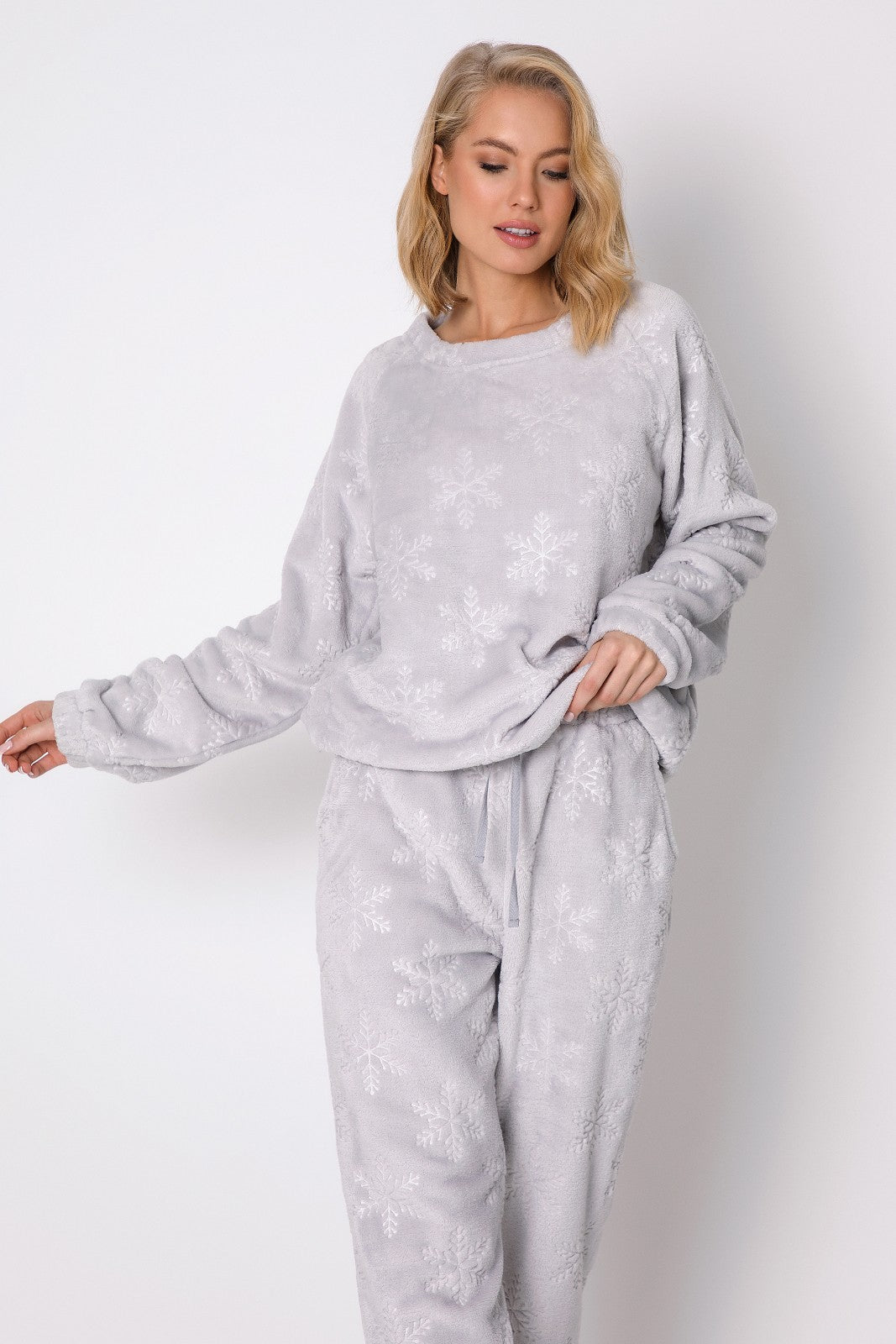 Pyjama-Set aus weichem Fleece mit Winterschneeflockenmuster.