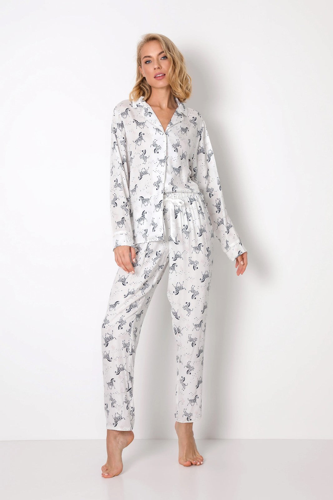 Damen Pyjama-Set aus extra weicher, glänzender Viskose mit lustigem Zebra-Print, mit geknöpftem Hemd und langer Hose